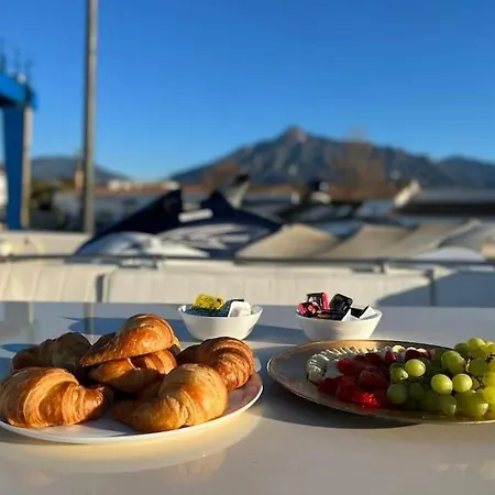Disfruta De Una Noche En Yate En Puerto Banus - Our Alissa 21 Botel *
